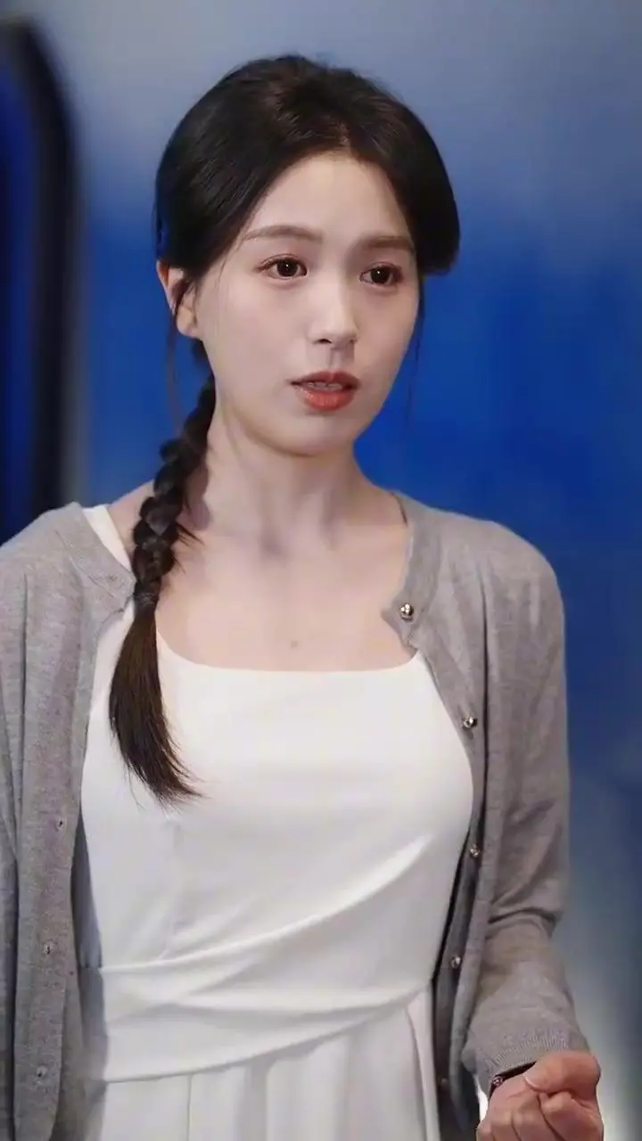 《月亮先动心》：星际奇遇爆笑连连，一场跨越星河的禁忌之恋与爆笑喜剧